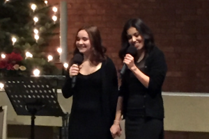Schülerinnen der OSK-Oberstufe singen im Duett.