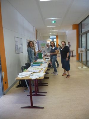 Vertreter der OSK zeigen Lernmaterial und beantworten Fragen