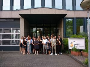 Die Schüler stehen mit den Lehrern und dem Geschäfstführer vor der Eingangstür