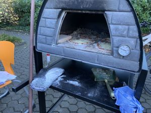 OSK Pizzaofen mit mehreren leckeren Pizzen gefüllt