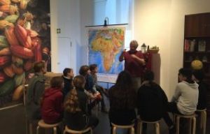 Der Museumspädagoge erklärt Ernte und Anbaugebiete