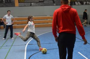maedchen schießt den Ball kraeftig aufs Tor