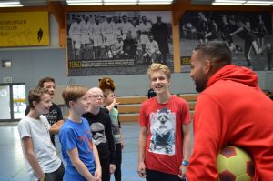 OSK Schueler im Gespräch mit Fortuna Fußballprofi